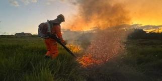 Incêndio na Serra do Cipó começou no domingo (18) e segue pela segunda-feira (19) (Reprodução / CBMMG)