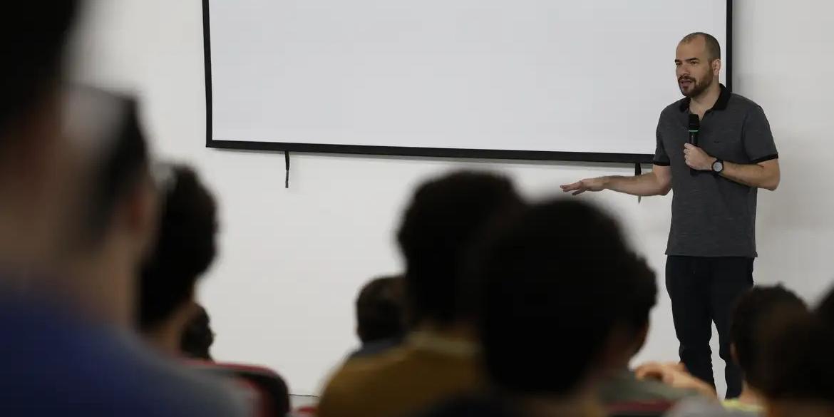 Palestra do matemático Artur Avila, que há 10 anos recebeu a Medalha Fields (Fernando Frazão/Agência Brasil)