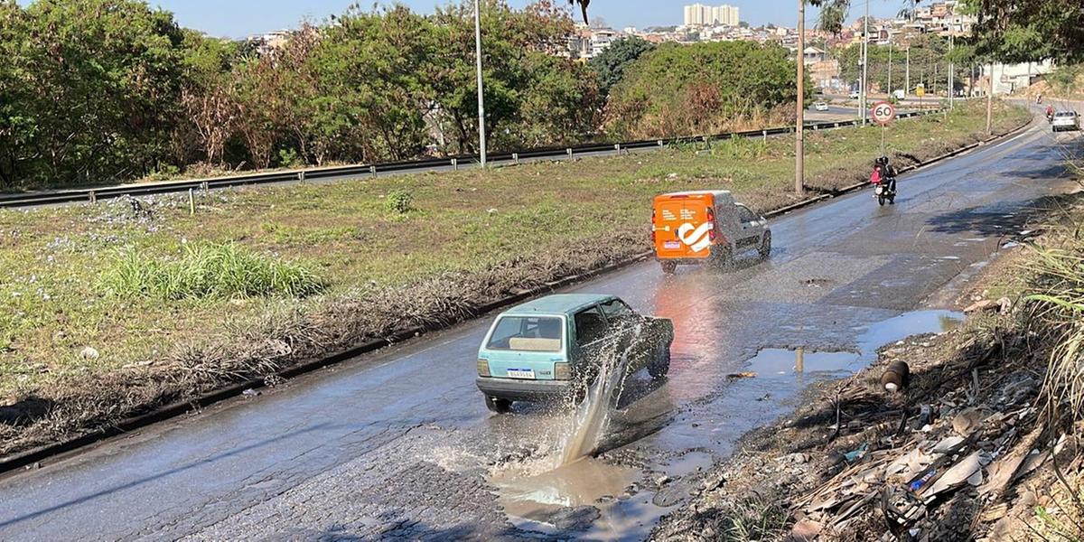 Estrada não tem acostamento, o que complica ainda mais a vida dos motoristas (Valéria Marques)