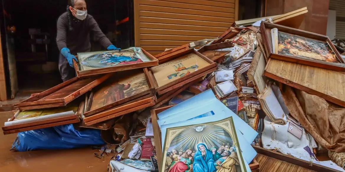 Comerciantes retiram entulho e limpam lojas para retomar os negócios no Centro Histórico de Porto Alegre (Rafa Neddermeyer/ Agência Brasil)