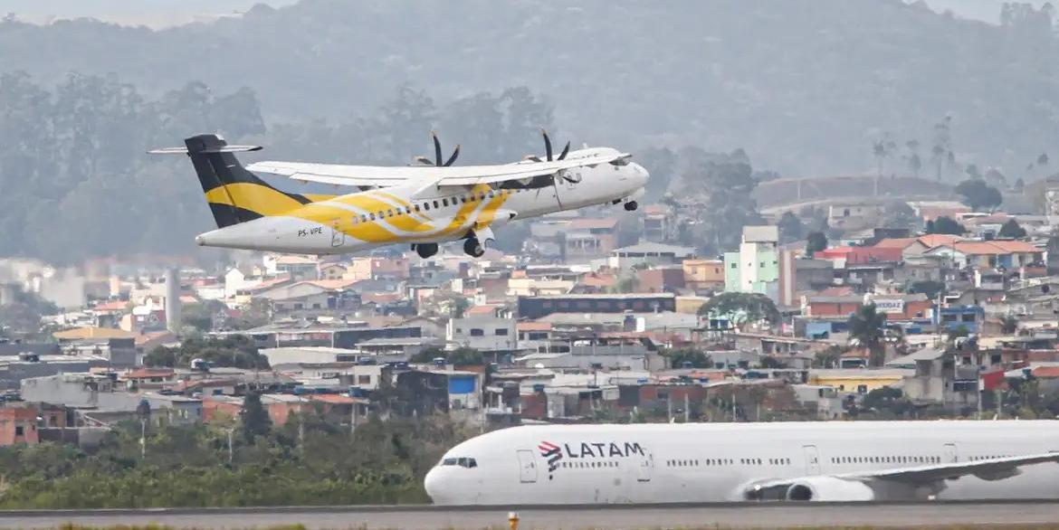 Avião da empresa VOEPASS decolando no aeroporto de Guarulhos (Paulo Pinto/Agência Brasil)