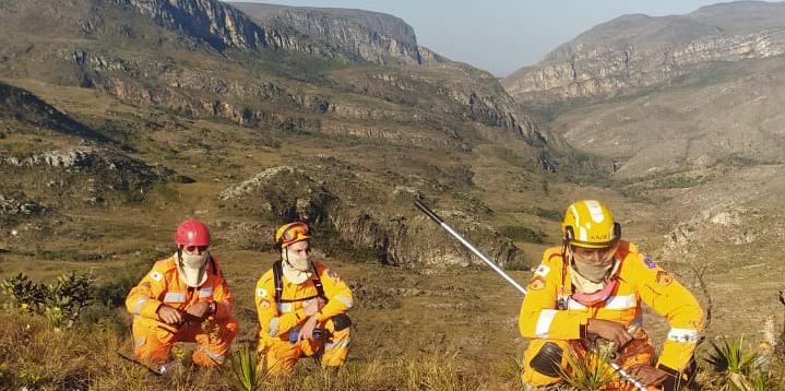 Bombeiros trabalham na Serra do Cipó: vegetação está em chamas desde domingo (18) (Divulgação / CBMMG)