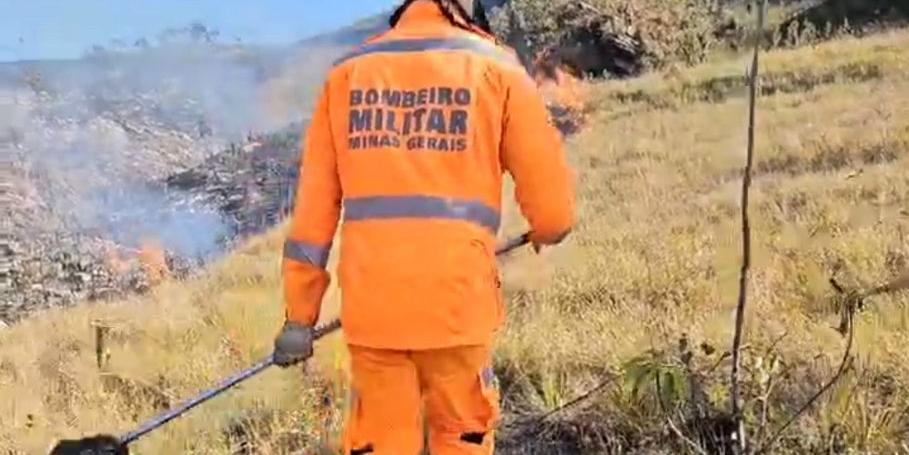 Bombeiros tiveram muito trabalho para controla e extinguir o incêndio na Serra do Cipó (Corpo de Bombeiros / Divulgação)