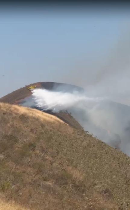 Avião auxilia combate a incêndio na Serra da Moeda (Divulgação/ CBMMG)