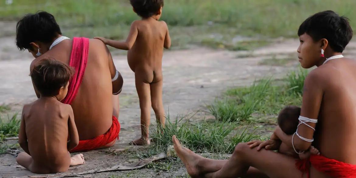 Mulheres e crianças yanomami em Surucucu, na Terra Indígena Yanomami (Fernando Frazão/Agência Brasil)