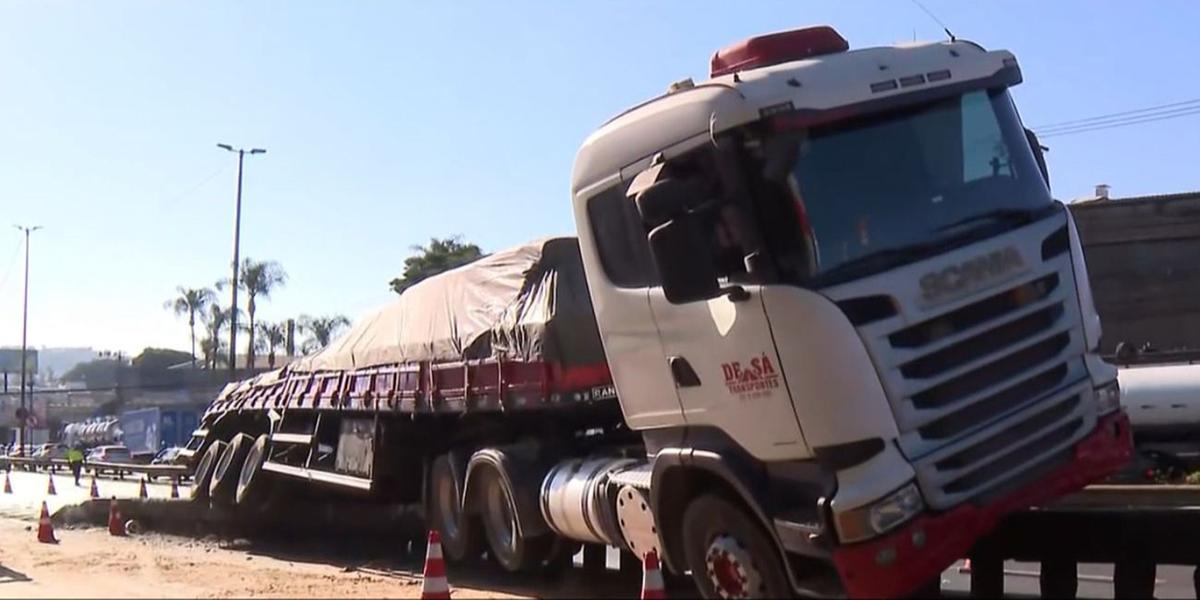 Veículo está 'empacado' em cima da mureta de proteção da avenida Cardeal Eugênio Pacelli (Reprodução/ TV Globo)