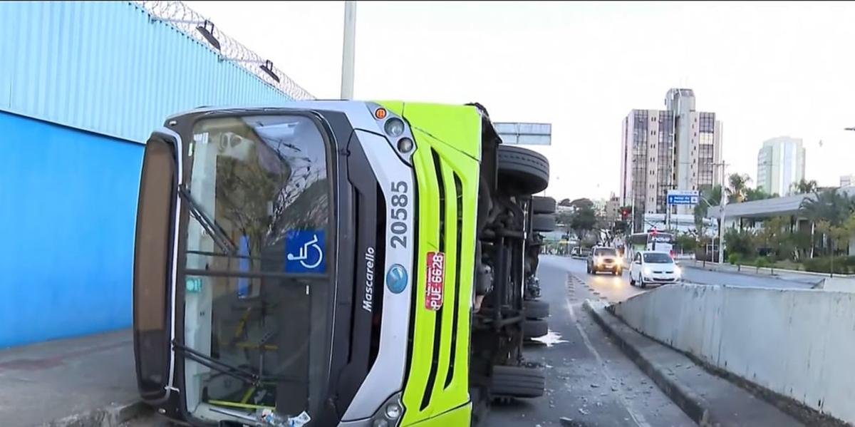 Veículo bateu na mureta de concreto ao lado do viaduto José de Alencar e tombou na alça de acesso à avenida Antônio Carlos (Reprodução/ TV Globo)