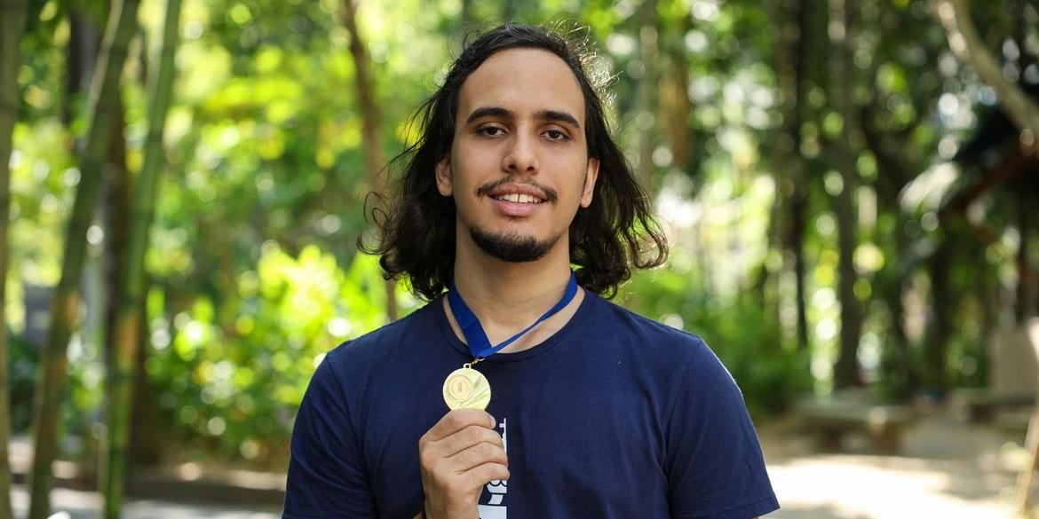 O estudante de matemática da Pontifícia Universidade Católica do Rio de Janeiro (PUC-Rio), vencedor da medalha de ouro na Olimpíada Internacional de Matemática 2024, Miguel Batista, no campus da instituição, na zona sul da capital fluminense (Tomaz Silva/Agência Brasil)