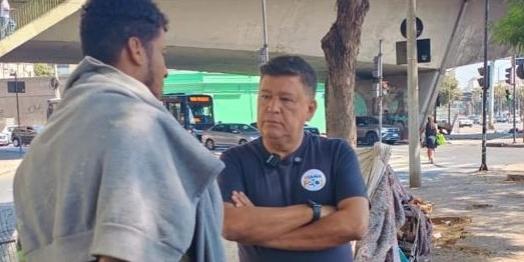 Carlos Viana conversa com moradores de rua de BH (Foto/ Rafael Andrade)