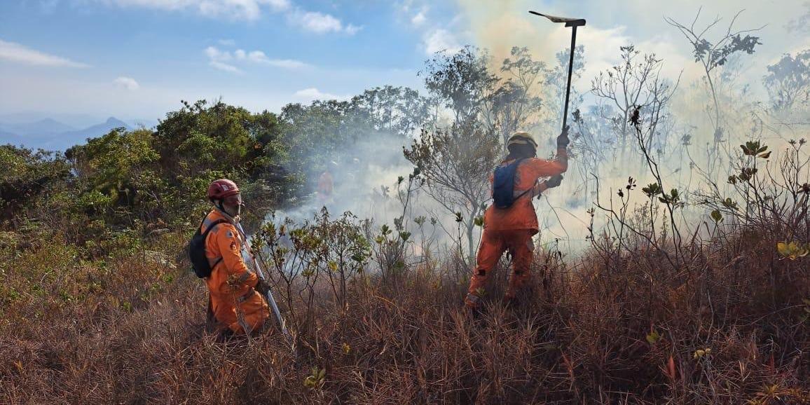 Militares combatem incêndio no Parque Estadual Serra do Brigadeiro (Corpo de Bombeiros / Divulgação)