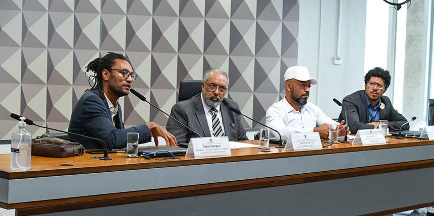 Gabriel Sampaio, Paulo Paim, Douglas Belchior e Marivaldo Pereira na audiência pública da CDH (Roque de Sá/Agência Senado)