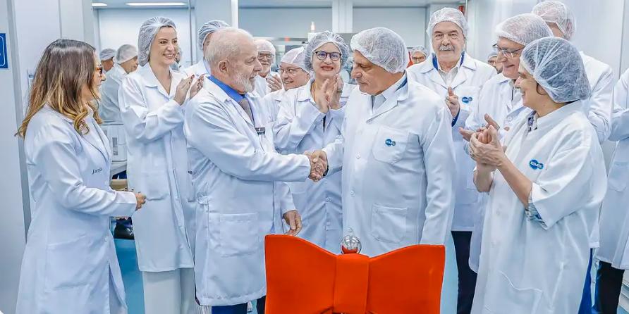 Presidente Lula e a ministra da Saúde, Nísia Trindade, participaram nesta sexta-feira (23) da inauguração de fábrica de polipeptídeo sintético, em Hortolândia (SP), voltada para a produção de medicamentos para diabetes e obesidade (Ricardo Stuckert)