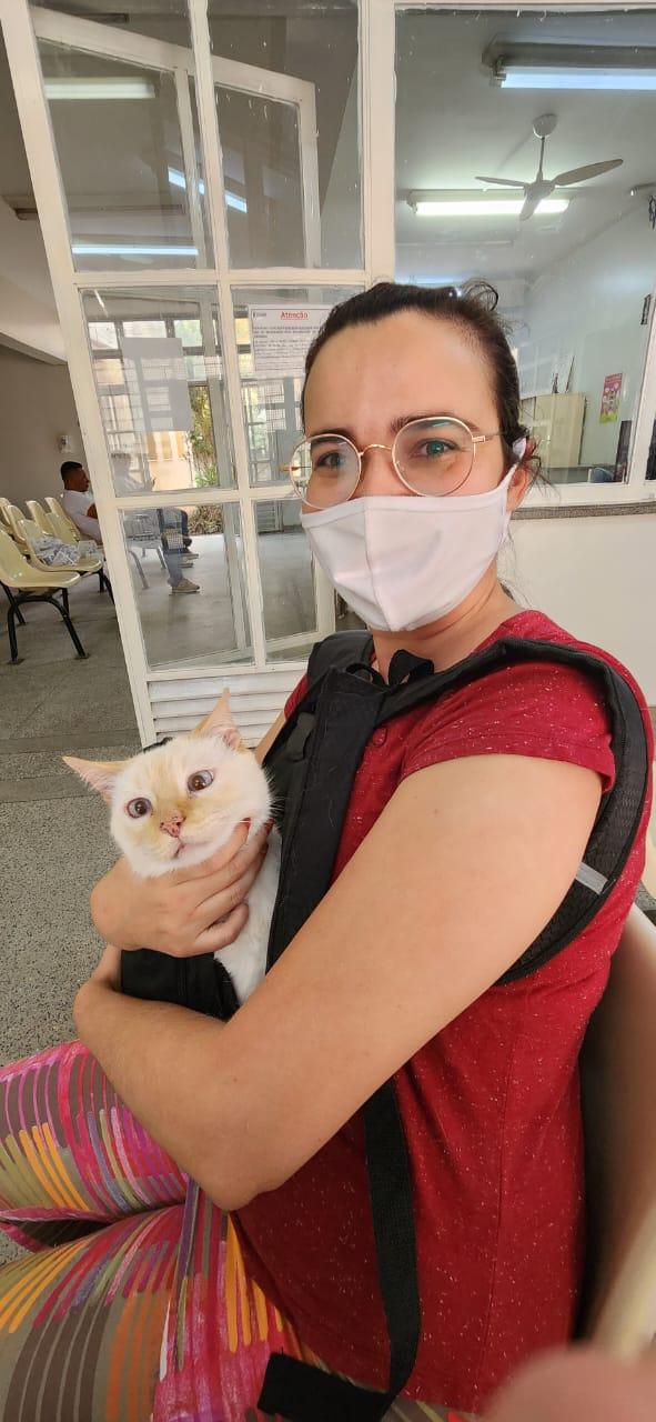 Shenia Pinho e o gato Nick (Maurício Vieira / Hoje em Dia)