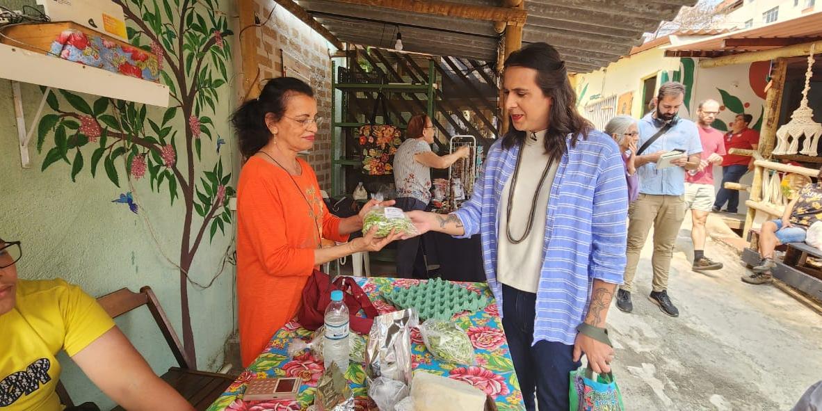 Duda Salabert conversou com eleitores na Feira Terra Viva, no bairro Floresta (Maurício Vieira / Hoje em Dia)