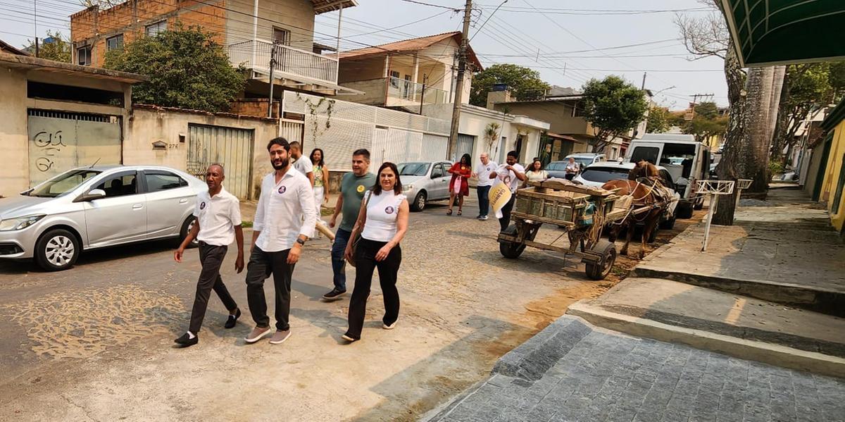 Candidato Gabriel Azevedo (MDB) visitou o bairro Etelvina Carneiro neste sábado (24) (Maurício Vieira / Hoje em Dia)