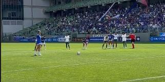 De pênalti, Vitória Calhau marcou o único gol do Cruzeiro no jogo (Reprodução / Instagram Cruzeiro feminino)