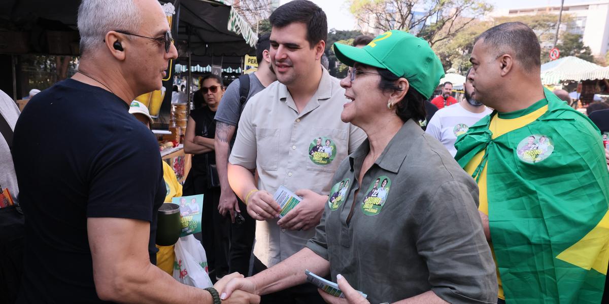 Bruno Engler e a candidata a vice, coronel Cláudia Romualdo, fizeram campanha na Feira Hippie (Lucas Mendes / campanha Bruno Engler)