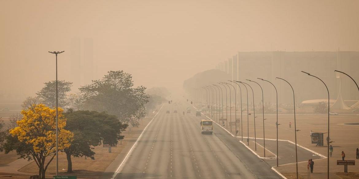 Brasília amanhece encoberta por fumaça causada por incêndios florestais dos últimos dias (Marcelo Camargo/Agência Brasil)