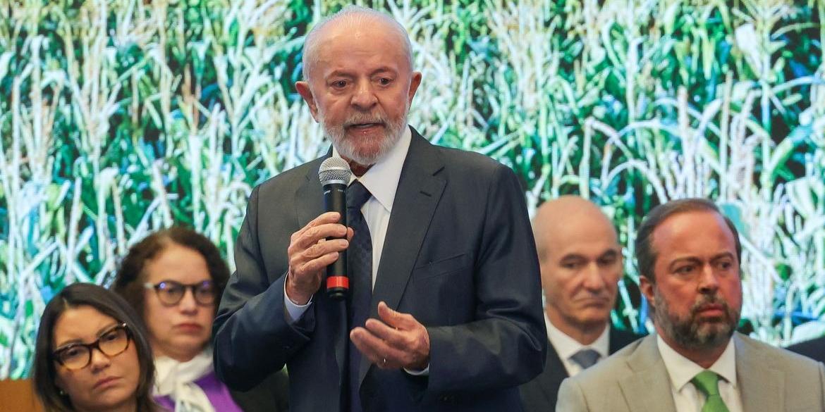 O presidente Luiz Inácio Lula da Silva, acompanhado da primeira-dama, Janja Lula da Silva e de vários ministros, durante o lançamento da Política Nacional de Transição Energética (Fabio Rodrigues-Pozzebom/ Agência Brasil)