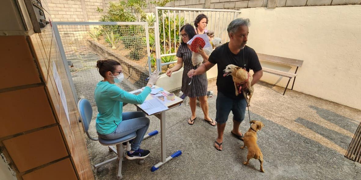 Muitos tutores aproveitaram o sábado (24) para levar os pets para vacinar contra a raiva em BH (Maurício Vieira / Hoje em Dia)