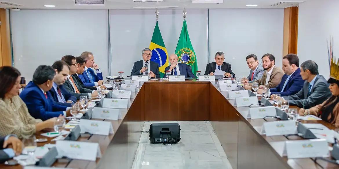 Presidente durante reunião com o ministro da Secretaria de Relações Institucionais, Alexandre Padilha, e líderes partidários no Palácio do Planalto (Ricardo Stuckert/PR)