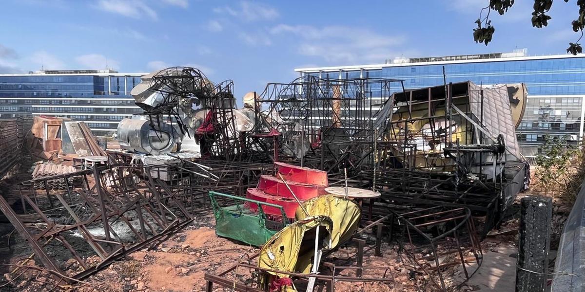 Carros alegóricos ficaram destruídos após incêndio na Região Centro-Sul de BH (Fernando Michel/ Hoje em Dia)