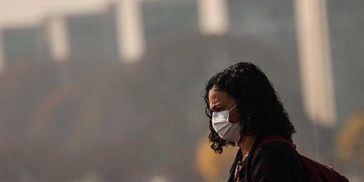 Pelo terceiro dia, Brasília permanece encoberta por fumaça causada por incêndios florestais (Marcelo Camargo/Agência Brasil)