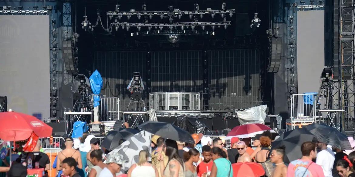 Público em frente ao palco aguarda show da Madonna (Tomaz Silva/Agência Brasil)