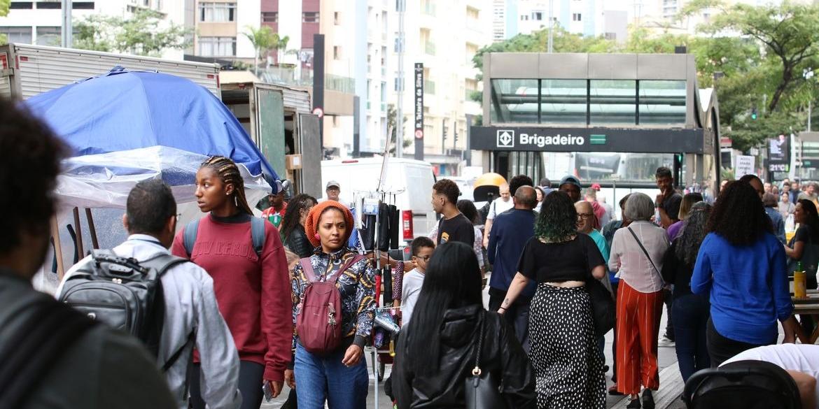 Pedestres na Avenida Paulista durante a chegada da frente fria (Rovena Rosa/Agência Brasil)