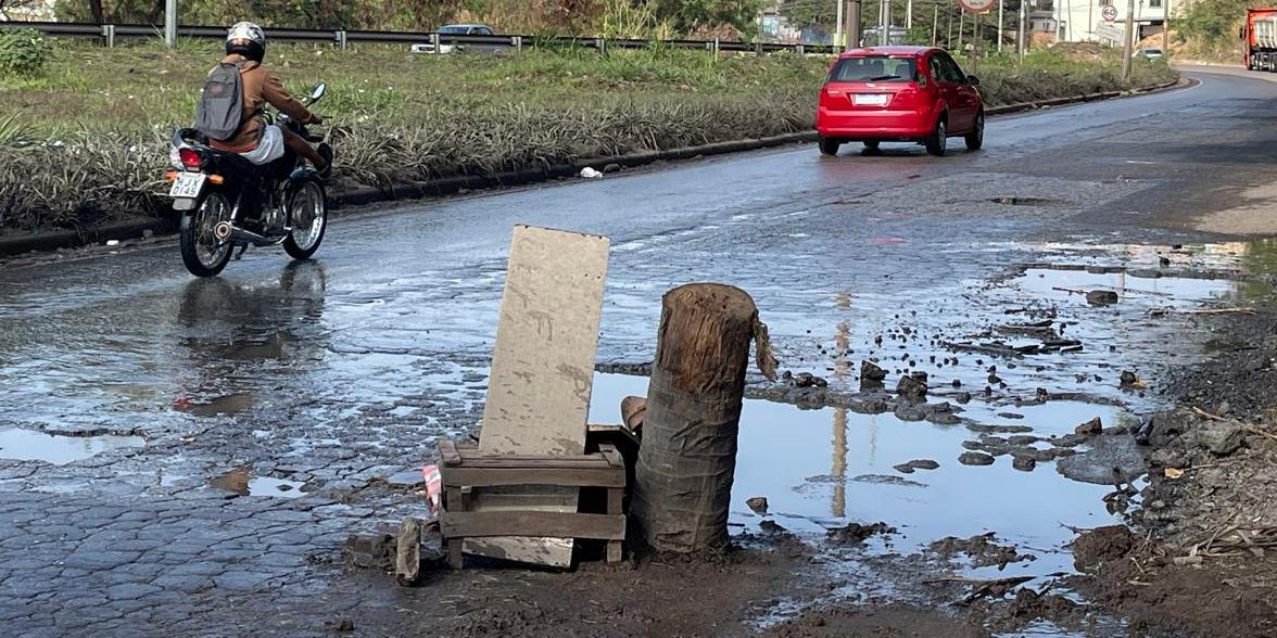 Entulhos foram colocados na pista, na altura do bairro Ribeiro de Abreu (Valéria Marques)