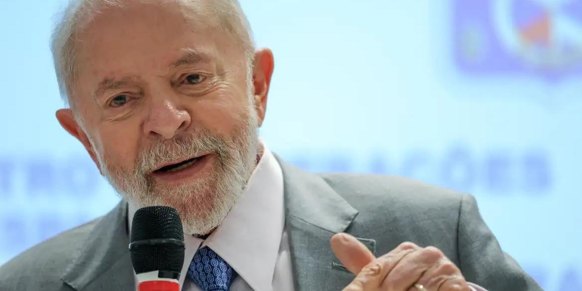 O presidente Luiz Inácio Lula da Silva, acompanhado de vários ministros,  visita o Centro de Operações Espaciais Principal (Cope-P) da Telebras (Fabio Rodrigues-Pozzebom/ Agência Brasil)