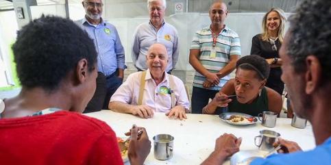 Fuad Noman visitou, nesta quarta-feira, a 'Hospedagem BH', unidade de acolhimento transitório em pousada que acolhe pessoas em situação de rua que fica no bairro Carlos Prates (Júnia Garrido / Campanha Fuad Noman)