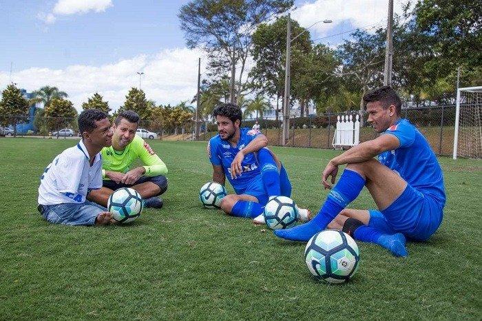 Gabriel conhece ídolos do Cruzeiro em 2017 (Bruno Haddad - Cruzeiro / CPB)