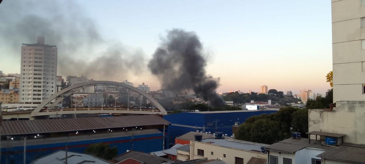 Incêndio na Via Expressa (Maurício Vieira / Hoje em Dia)