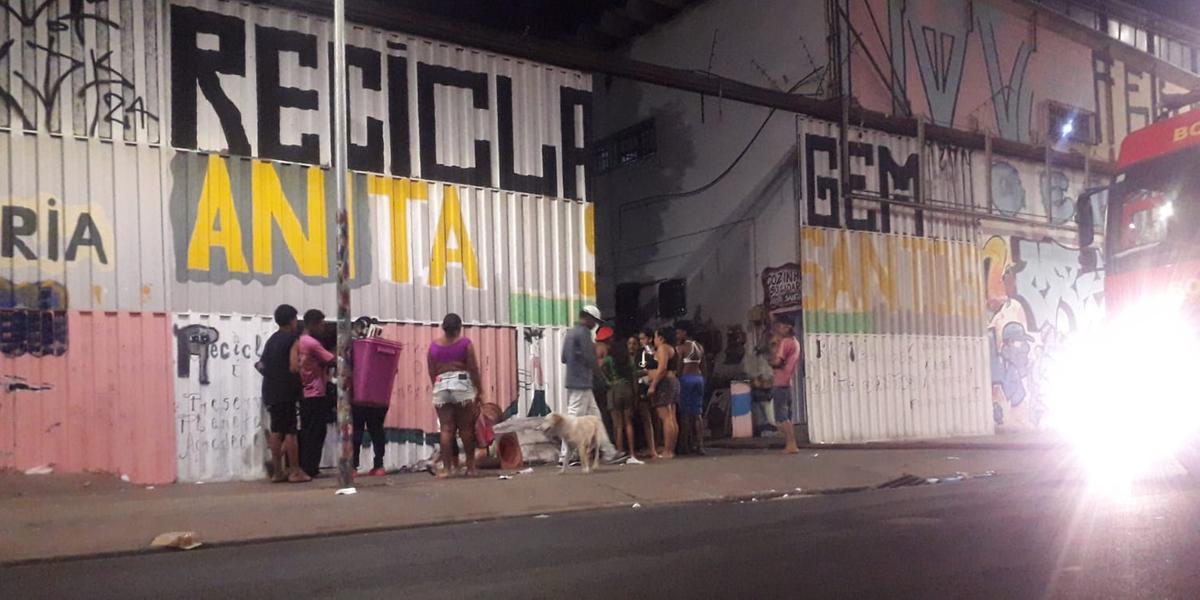 Famílias aguardam o fim dos trabalhos dos bombeiros no galpão Anita Santos (Maurício VIeira / Hoje em Dia)