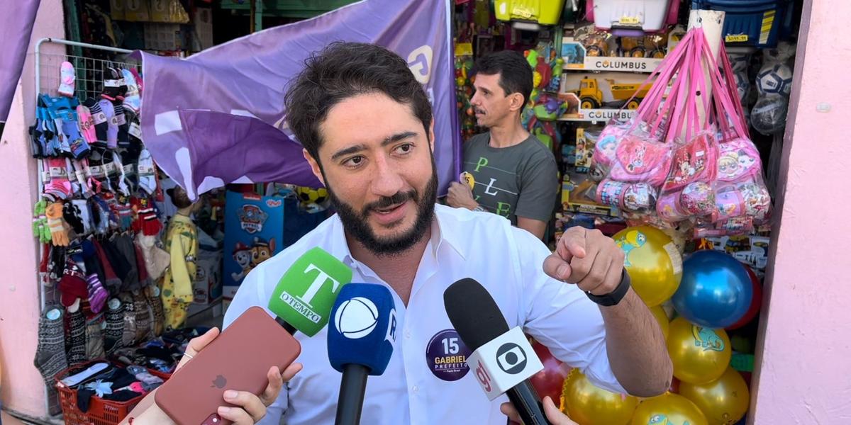 Gabriel Azevedo durante visita à avenida Oiapoque, no Centro de BH (Divulgação/ Campanha)