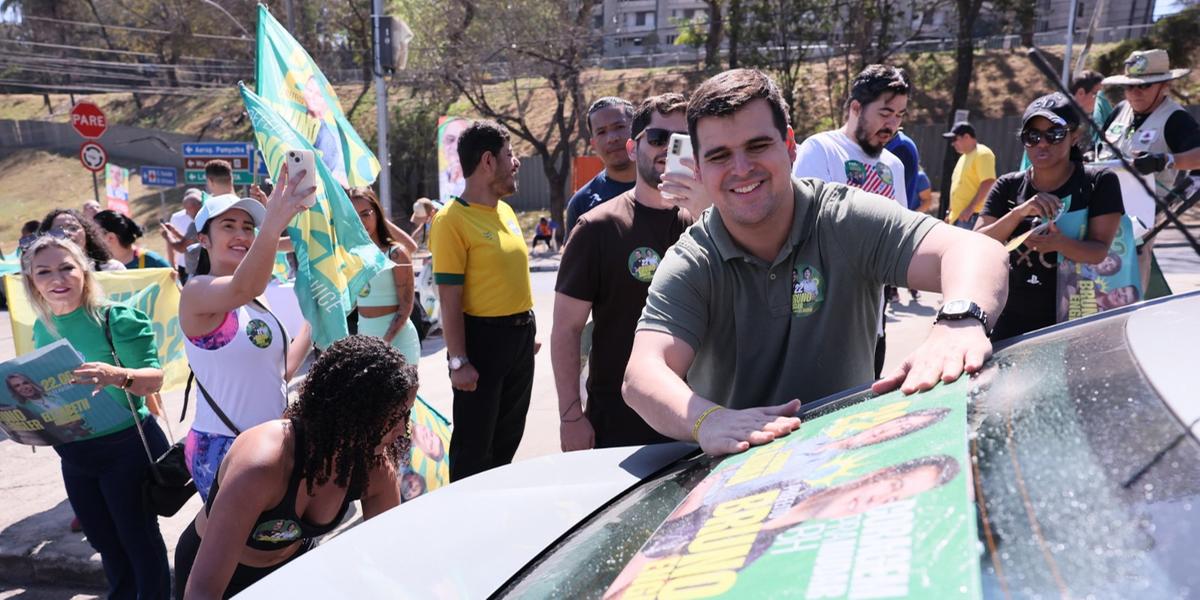 Engler participou de adesivaço na Pampulha (Lucas Mendes/Campanha Bruno Engler)