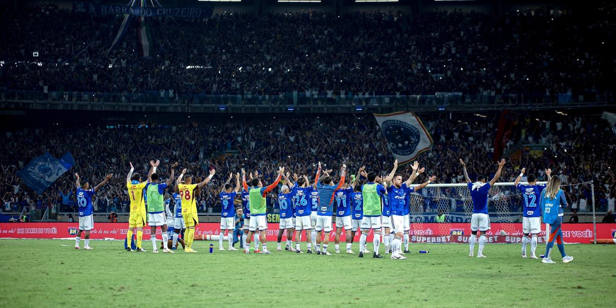 Atletas comemoram junto à torcida (Flickr/ Cruzeiro)