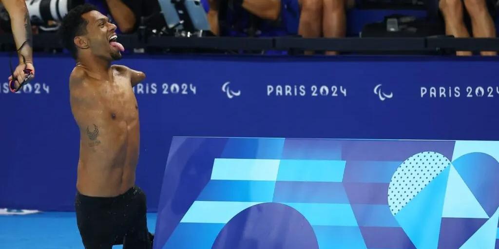 Gabriel Araújo comemora mais uma medalha de ouro em Paris (Silvio Ávila/ CPB)