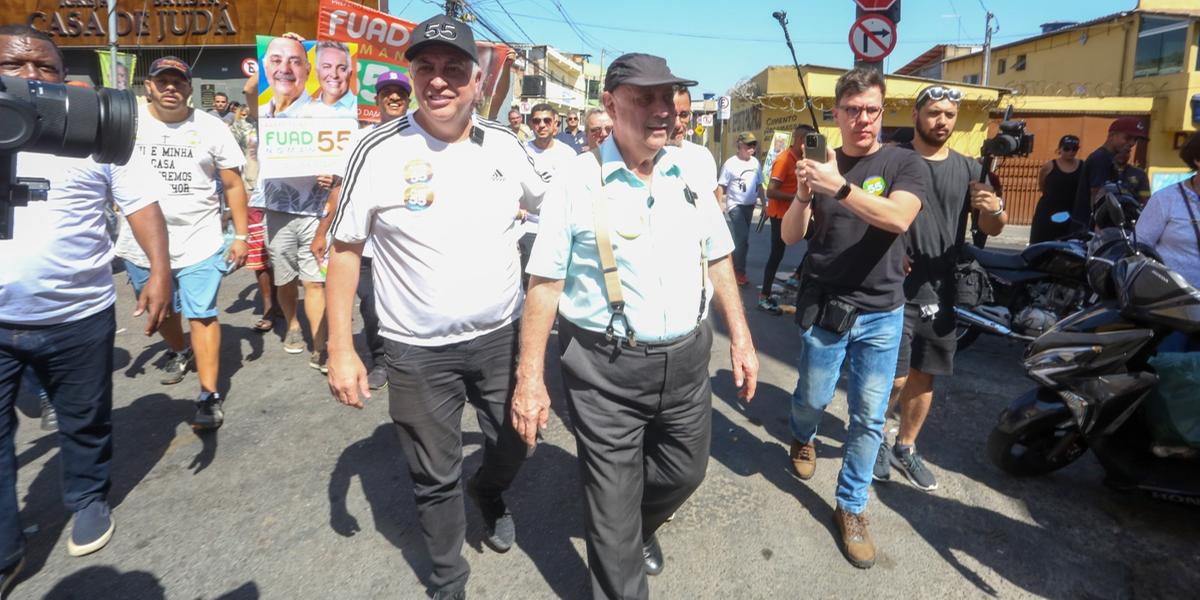 Candidato andou pelas ruas da área comercial do bairro Alto Vera Cruz (Júnia Garrido/Campanha Fuad Noman)