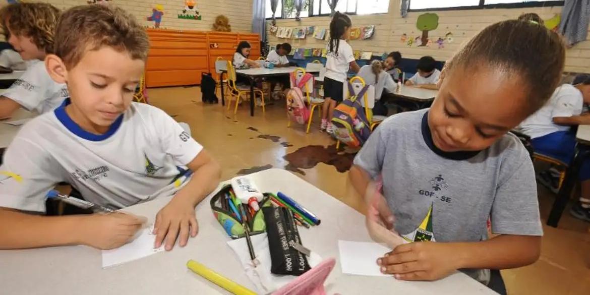 Crianças da educação infantil em sala de aula (Arquivo/ Agência Brasil)