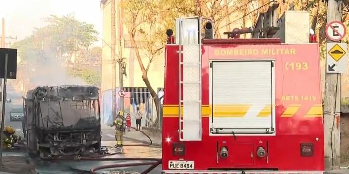 Ônibus pega fogo no bairro São Francisco, na Pampulha (Reprodução/ TV Globo)