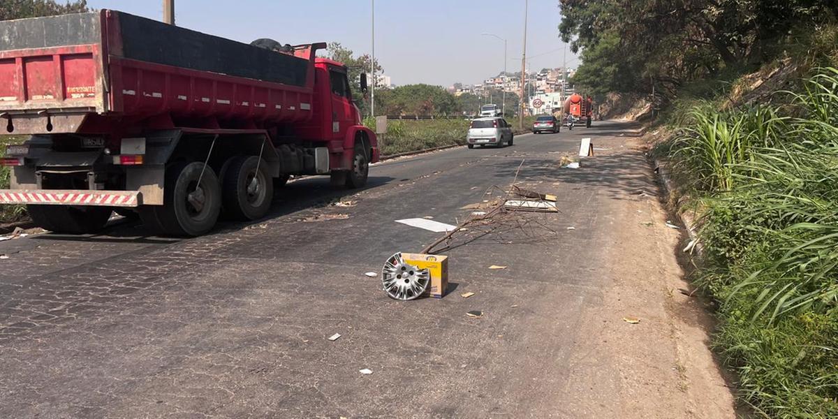 Buraco na rodovia MG-20, em Belo Horizonte (Fernando Michel/ Hoje em Dia)