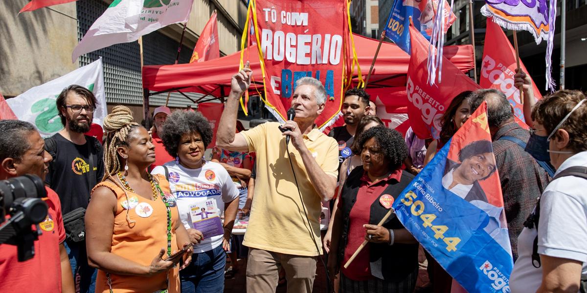 Candidato participou de panfletagem no centro da capital (Mariana Bastani / Campanha Rogério Correia)