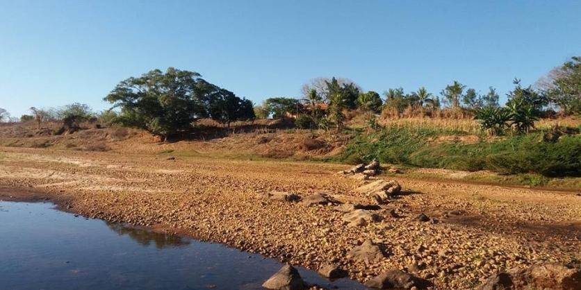 Rio Araçuaí, é o principal afluente da margem direita do rio Jequitinhonha, cuja bacia localiza-se na região nordeste do Estado de Minas Gerais. Importante afluente e vital para os muncipíos que dependem dele. (Reprodução/Pref. de Araçuaí)