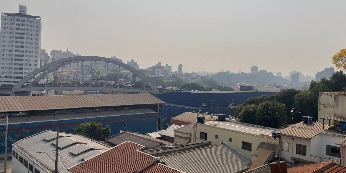 Belo Horizonte amanheceu coberta por uma camada de fuligem nesta quarta (Gledson Leão/Hoje em Dia)