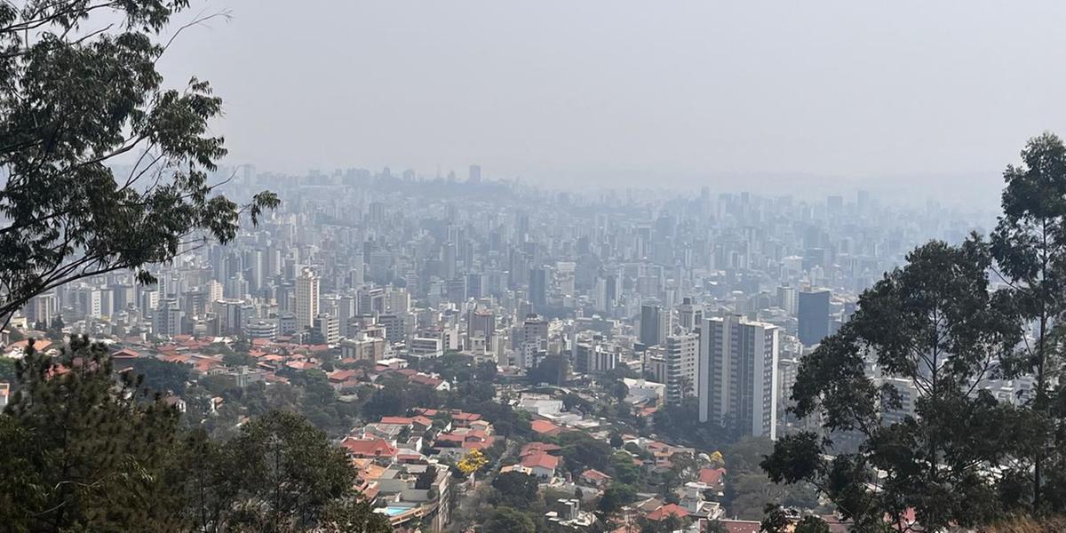 Névoa densa e cinza tem sido notada principalmente no alto da Serra do Curral, com vista para região Centro-Sul (Fernando Michel)