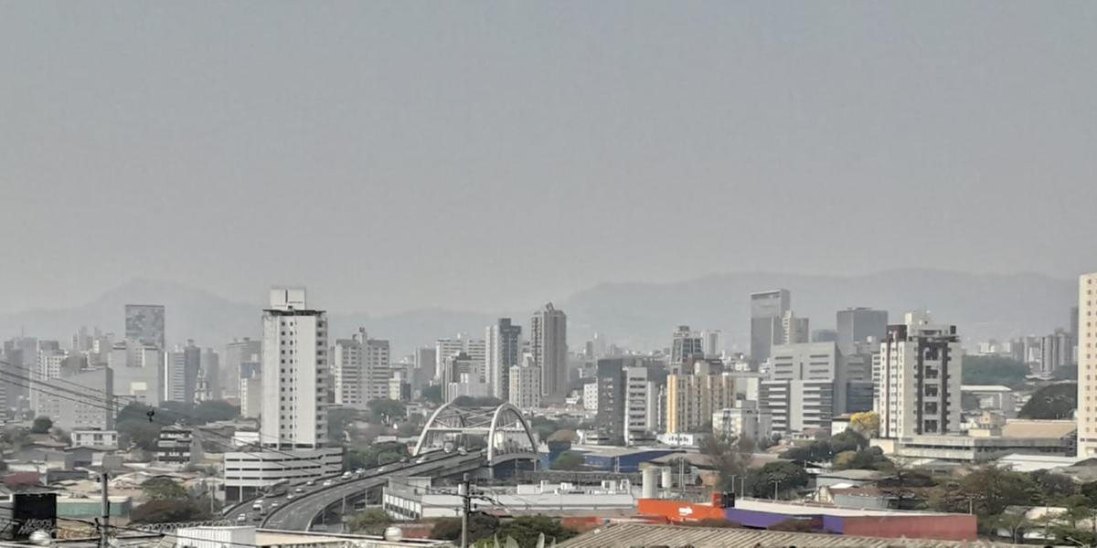 BH amanheceu mais uma vez com o céu coberto por fuligem, tom acinzentado (Maurício Vieira/Hoje em Dia)