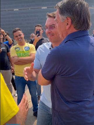 Bolsonaro se encontrou com o filho Flávio e apoiadores em frente à Cidade Administrativa (Reprodução / Instagram Junio Amaral)