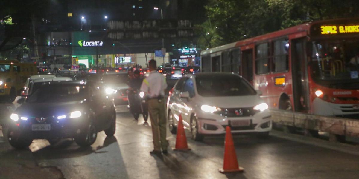 Trânsito é complicado principalmente na avenida Nossa Senhora do Carmo (Fernando Michel)